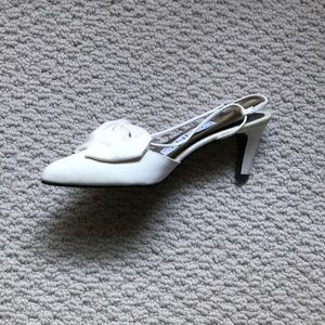 Gorgeous white shoes with bow detail. Mint! 7 1/2.